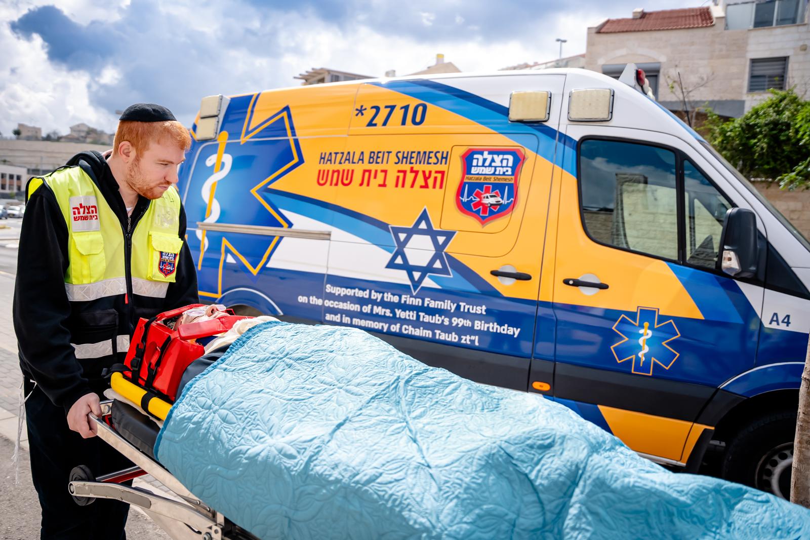 Hatzala Beit Shemesh emergency medical volunteers beside an ambulance